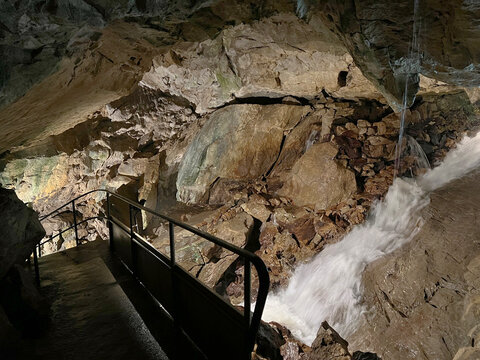 The St. Beatus caves &ndash; a natural wonder by Lake Thun (St. Beatus-H&ouml;hlen &ndash; das Naturwunder am Thunersee oder St. Beatus-Hoehlen), Interlaken - Canton of Bern, Switzerland (Schweiz)