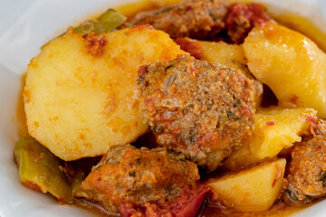 Meatballs with tomatoes, peppers and potatoes