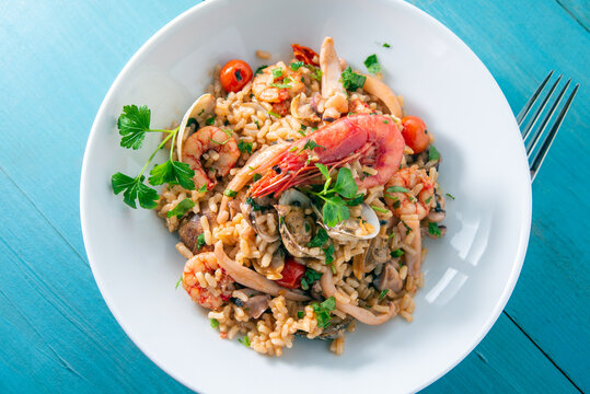 Delizioso risotto alla pescatora, ricetta mediterranea tipica di risotto ai frutti di mare, cibo italiano 