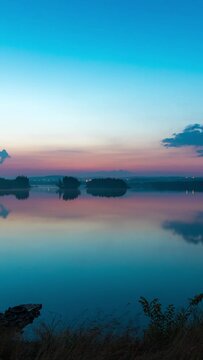 Morgenstimmung in einer malerischen Seenlandschaft - veritcal video time lapse