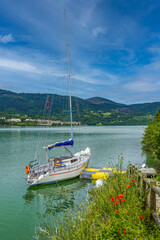 Voilier amarré sur les rives du lac du Turano 