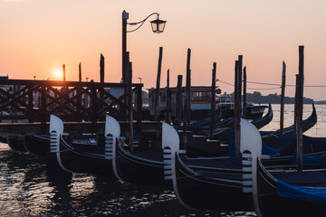 Gondel bei Sonnenaufgang in Venedig