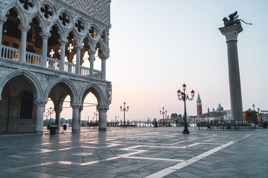 Dogenpalst auf dem Markusplatz Venedig bei Sonnenaufgang