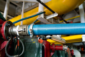 Fototapeta na wymiar The pressure chemical hose is fitted with a coupling to prevent fraying of the blue rubber hose.