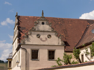 typischer Giebel eines historischen Gebäudes in Mainfranken