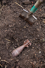 accidental discovery of a bomb or grenade in the earth