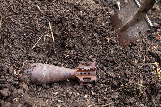 accidental discovery of a bomb or grenade in the earth