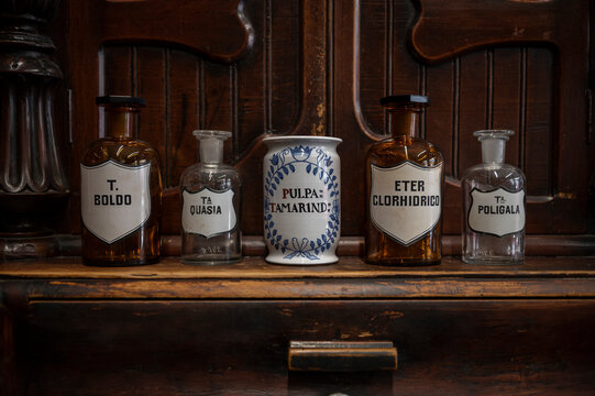 Antiguos botes farmac&eacute;uticos de cristal, para guardar especias primarias  