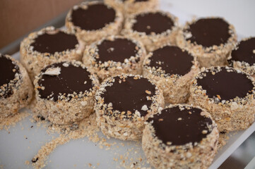 Bandeja de bombones y tartaletas de chocolate