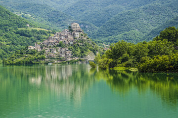 Le village de Castel di Tora sur les rives du lac du Turano