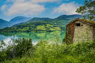 Fototapeta na wymiar Le lac du Turano dans la région du Latium en Italie