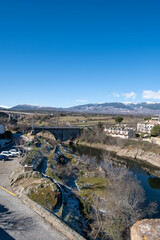 Fototapeta na wymiar Panorámica del pueblo madrileño de Buitrago de Lozoya con el río rodeándolo bajo un cielo soleado.