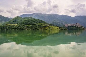 Le lac du Turano dans la région du Latium en Italie