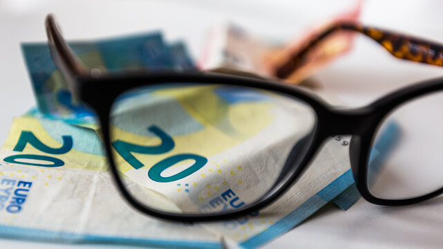 Lunettes de vue et billets de banque en Euros