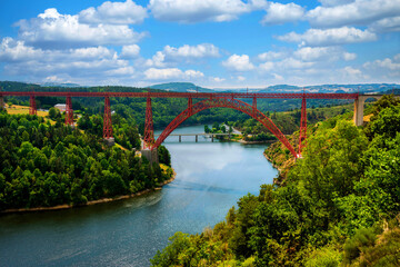Fototapeta premium Viaduc de Garabit, entièrement métallique, ce pont ferroviaire réalisé par Gustave Eiffel est situé sur la rivière Truyere . Cantal departement. Auvergne Rhone Alpes. France