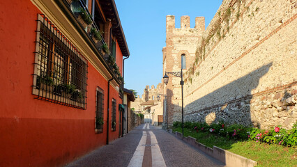 Fototapeta premium Stadtmauer von Lazise am Gardasee in Italien
