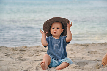 Niño con sombrero en la playa
