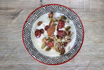 Dessert lacté, graines et céréales, fruits