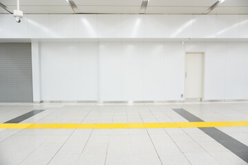 新宿駅内の白い通路の背景 - obrazy, fototapety, plakaty