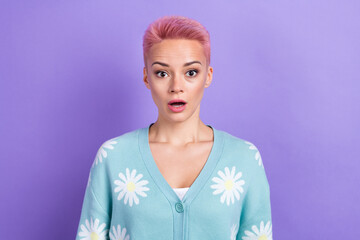 Photo of impressed astonished positive woman with short hairstyle dressed blue cardigan look at sale isolated on purple color background - obrazy, fototapety, plakaty