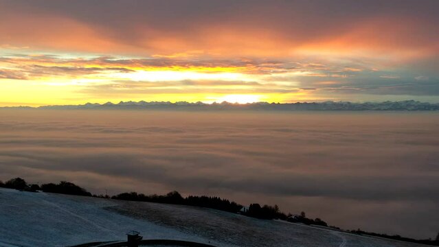 Lev&eacute; de soleil sur la mer de brouillard