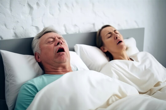 Schnarchendes Ehepaar liegt zusammen im Bett - Generative AI
