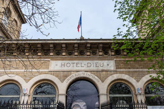 Paris, France - 23 mars 2023: Vue ext&eacute;rieure de l'H&ocirc;tel-Dieu de Paris, h&ocirc;pital appartenant &agrave; l'Assistance Publique - H&ocirc;pitaux de Paris (AP-HP) situ&eacute; en bordure du parvis Notre-Dame