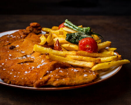 Cachopo Asturiano, dos filetes de ternera empanados rellenos de queso y jam&oacute;n
