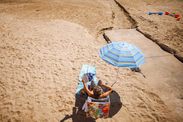 Hombre en playa en Sitges