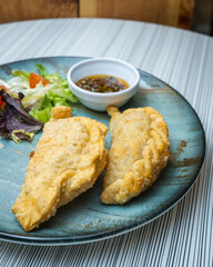 Empanadas argentinas con relleno y acompañate