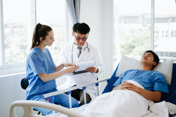 Obraz premium Doctors explaining the symptoms to a patient in a hospital or therapeutic treat client Professional medical service concept..