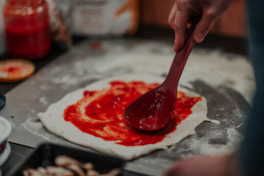 Pizza z pieca opalanego drewnem. 