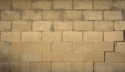 회색 금이 난 낡은 시멘트 벽돌 벽