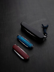 Navajas Suizas color rojo, azul y negro