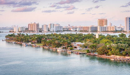 Obraz premium Island in Miami across from the Port of Miami with the Miami city skyline in the background