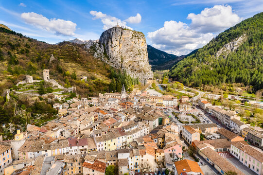 Vue a&eacute;rienne sur le Village de Castellane et la Chapelle Notre-Dame du Roc
