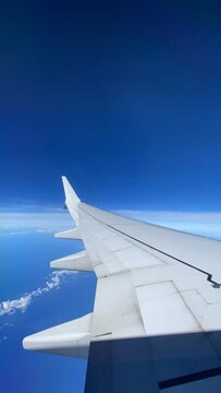 Video vertical - Timelapse vista de la ventana de un avión