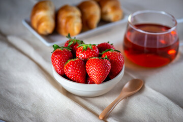 新鮮なイチゴと紅茶
