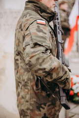 żołnierz stojący z bronią - obrazy, fototapety, plakaty