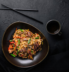 Stir fry noodles with vegetables and beef