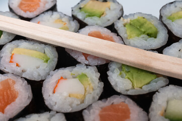 diverse Sushi auf einer Schieferplatte