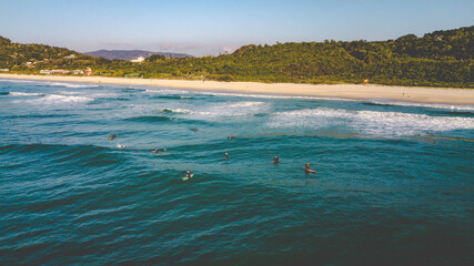 Surf Surfista Praia Mole Floripa Florianopolis Esporte Radical Aquatico Agua Mar Oceano Atlantico Prancha Parafina Olimpico Paisagem Tropical Verão Galheta Ilha Santa Catarina Areia Atividade Física 