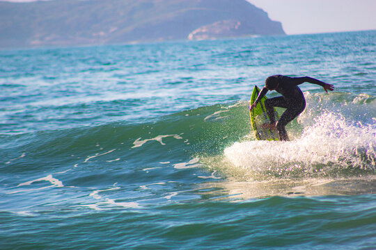 Surf Surfista Praia Mole Floripa Florianopolis Esporte Radical Aquatico Agua Mar Oceano Atlantico Prancha Parafina Olimpico Paisagem Tropical Ver&atilde;o Galheta Ilha Santa Catarina Areia Atividade F&iacute;sica 
