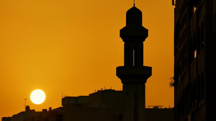 A gelber Sonnenuntergang mit Minarett in Dubai