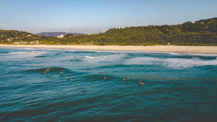 Surf Surfista Praia Mole Floripa Florianopolis Esporte Radical Aquatico Agua Mar Oceano Atlantico Prancha Parafina Olimpico Paisagem Tropical Verão Galheta Ilha Santa Catarina Areia Atividade Física 