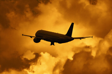 Airplane in the sunset - obrazy, fototapety, plakaty