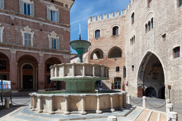 Fabriano, Ancona. Fontana Sturinalto in Piazza del comune contro il Palazzo del Podestà  - obrazy, fototapety, plakaty