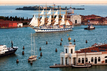 Venezia. Veliero nel Bacino di San Marco tra la Dogana e il Redentore alla Giudecca