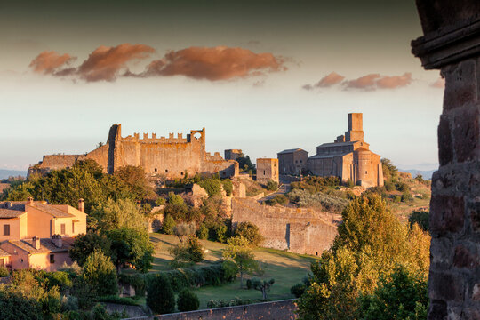 Tuscania, Viterbo. Veduta verso il castello e la chiesa di San Pietro