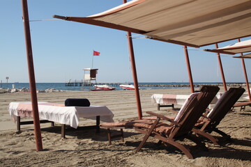 Lido di Venezia. Cabina da spiaggia, con parasole, sdraio e letto